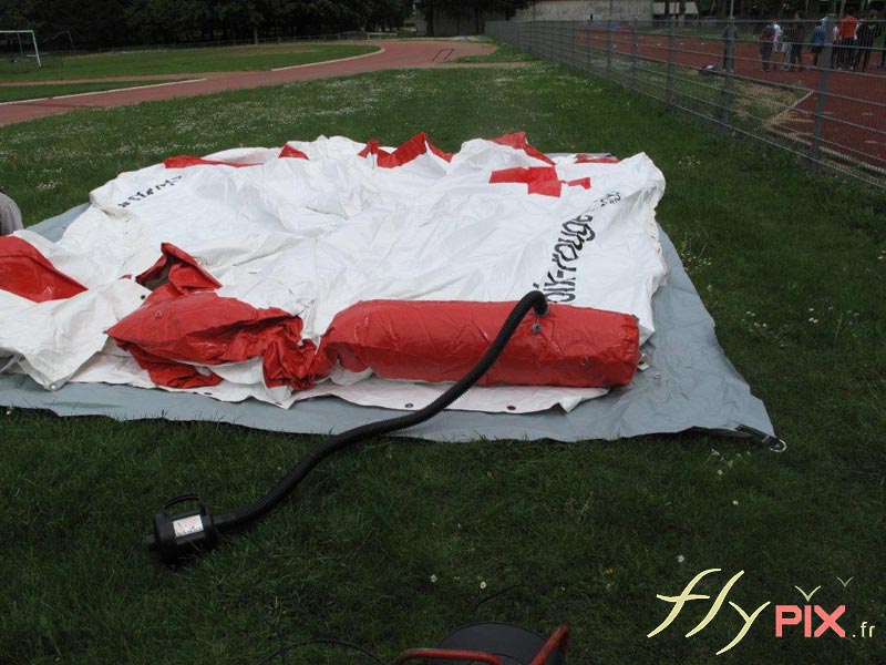 Gonflage d'une tente PMA air captif étanche gonflée à l'air avec une pompe électrique.