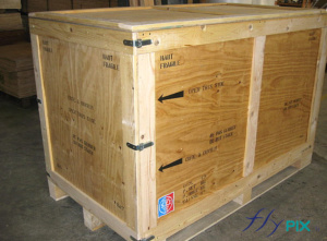 Flycase en bois de transport et de stockage d'un abri gonflable de grande taille, pour la livraison.