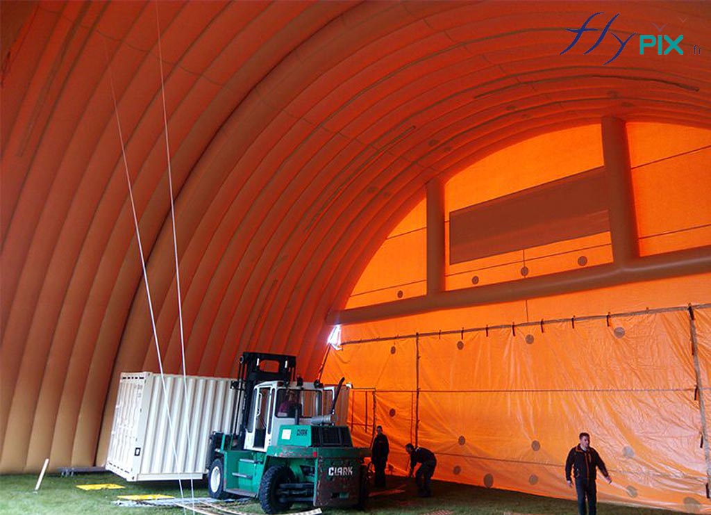 Préau gonflable, air captif étanche, gonflé à l'air avec une pompe, en enveloppe capitonnée, double peau en PVC 0,6 mm.