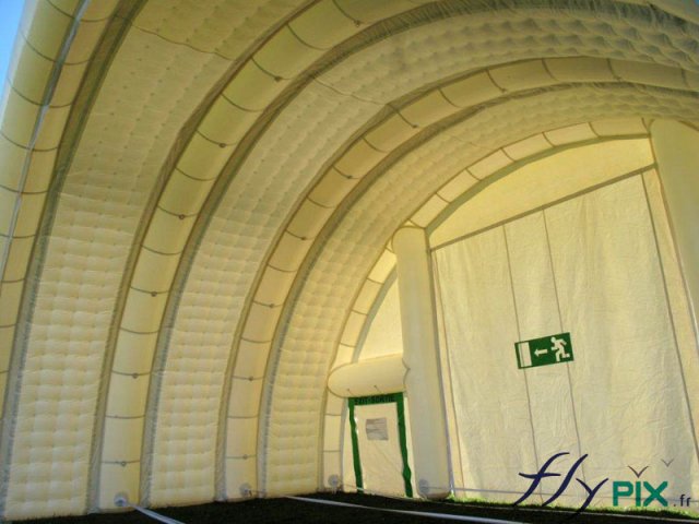 Vue intérieure d'un hangar gonflable de grande taille.