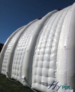 Hangar gonflable industriel fabriqué sur mesure avec une enveloppe en PVC capitonnée, double peau. Droits réservés, copyrights FLYPIX.