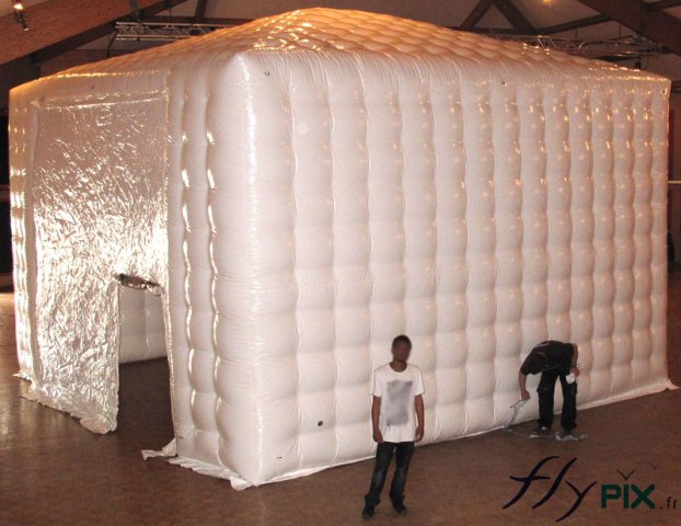 Vue extérieure d'une tente gonflable air captif, en forme de chapiteau, avec des parois capitonnées en double peau.