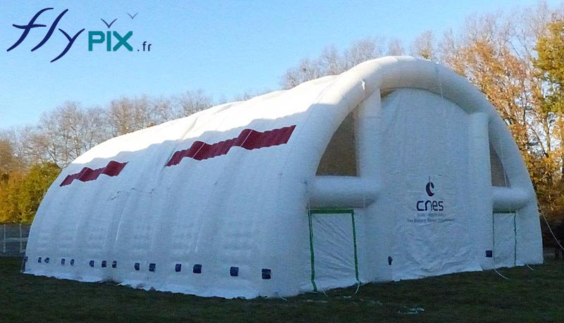 Vue extérieure du hangar gonflable de grande taille, en enveloppe capitonnée double peau. Droits réservés, copyrights FLYPIX.