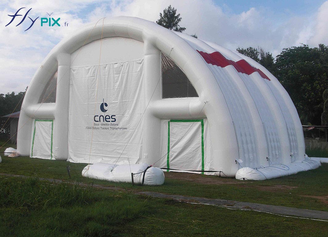 Tente gonflable air captif fabriquée pour le CNES, pour un chantier aéronautique. C'est une tente air captif étanche, gonflée à l'air, en enveloppe PVC capitonnée double cloison. Droits réservés, copyrights FLYPIX.