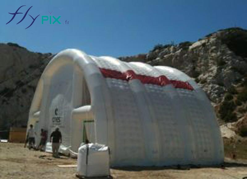 Abri gonflable en forme de tunnel, en enveloppe PVC 0,6 mm capitonnée, double peau. Droits réservés, copyrights FLYPIX.