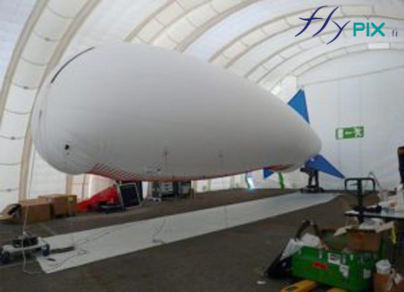 Cet abri gonflable air captif fabriqué pour le CNES est destiné à accueillir et à protéger un ballon dirigeable d'étude et d'analyses de données météorologiques. Droits réservés, copyrights FLYPIX.