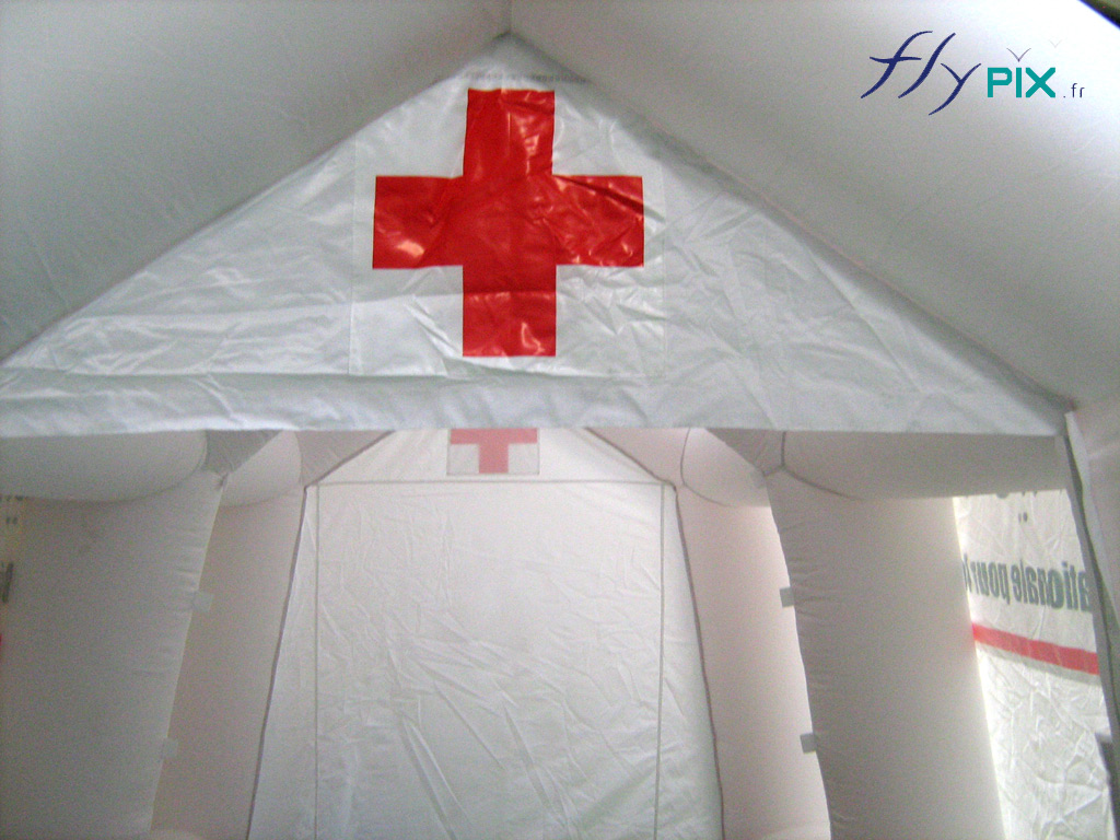 Marquages personnalisés en impression sur fond blanc, du logo de la Croix Rouge Française, pour une tente PMA.