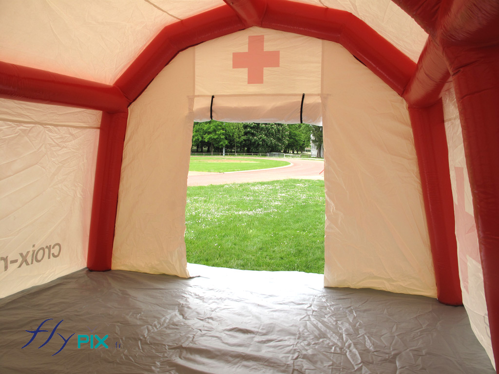 Tente PMA gonflable (poste médical avancé), pour l'accueil de malades o u de blessés suite à des catastrophes naturelles ou des attentats.