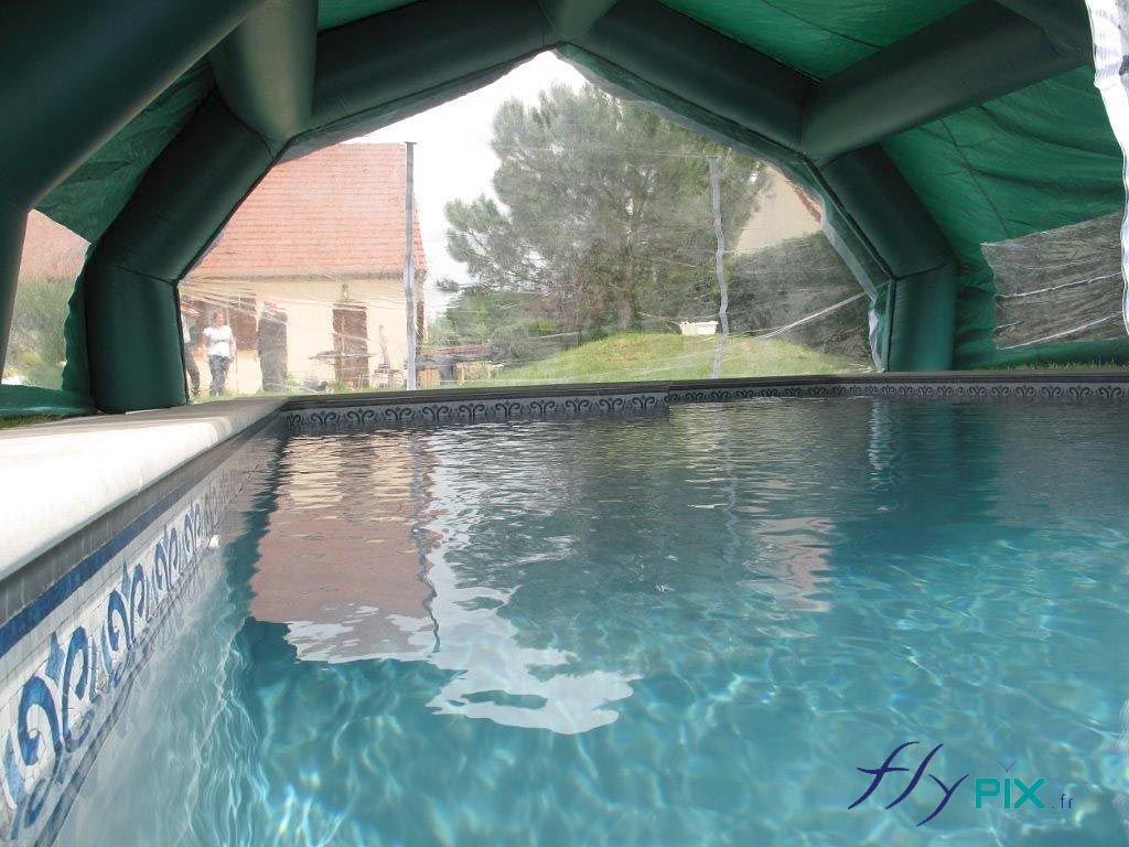 Une autre vue prise depuis l'intérieur, pour un abri piscine à 5 pans coupés.