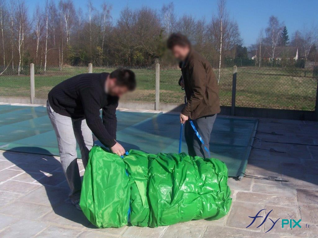 Dépliage d'une tente gonflable de abri piscine, pour un chantier.