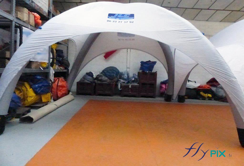 Tente gonflable barnum air captif, gonflée avec une pompe électrique 220V.