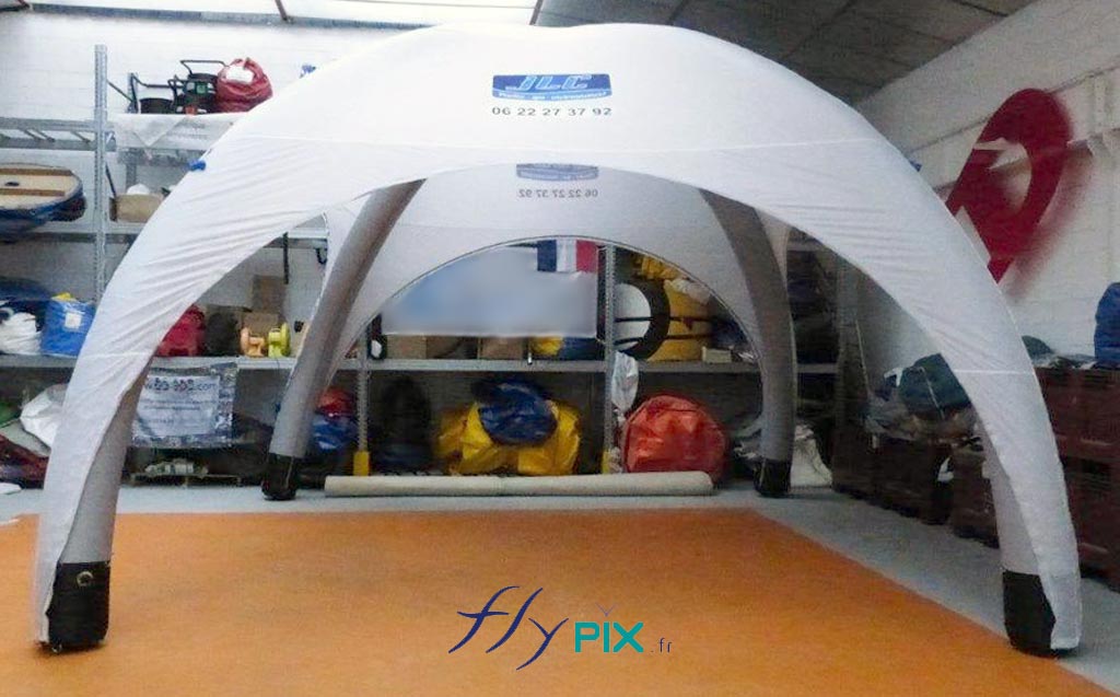 Une tente igloo gonflable fabriquée sur mesure.