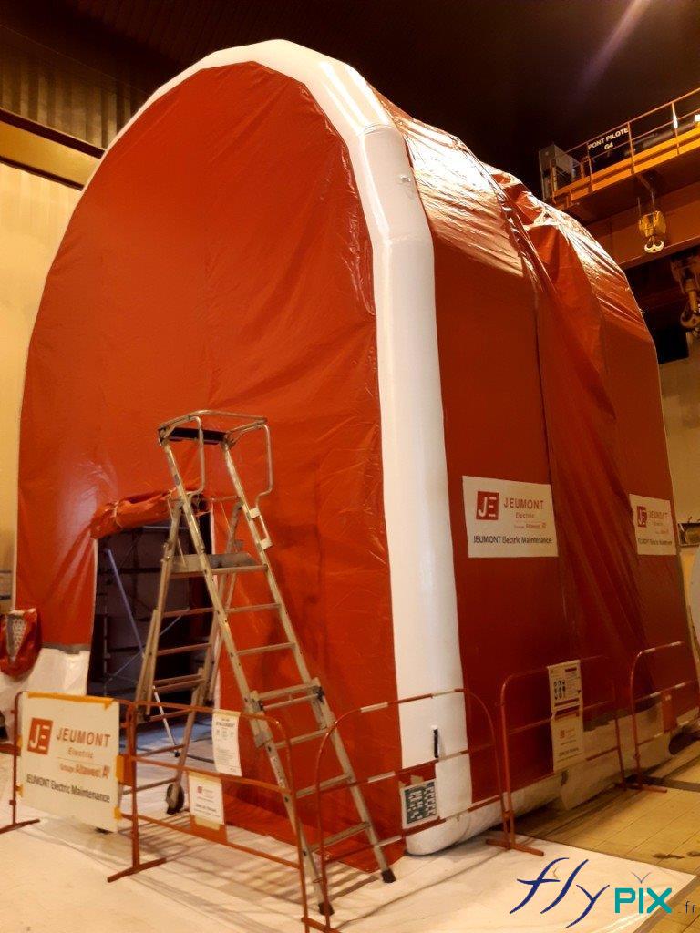 Tente gonflable industrielle air captif de grandes dimensions, pour un chantier en intérieur.