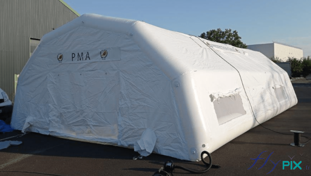 La tente médicale PMA gonflable est dotée de boudins d'ossatures gonflables et d'un mur et toiture en enveloppe PVC 0.6 mm de couleur blanche.