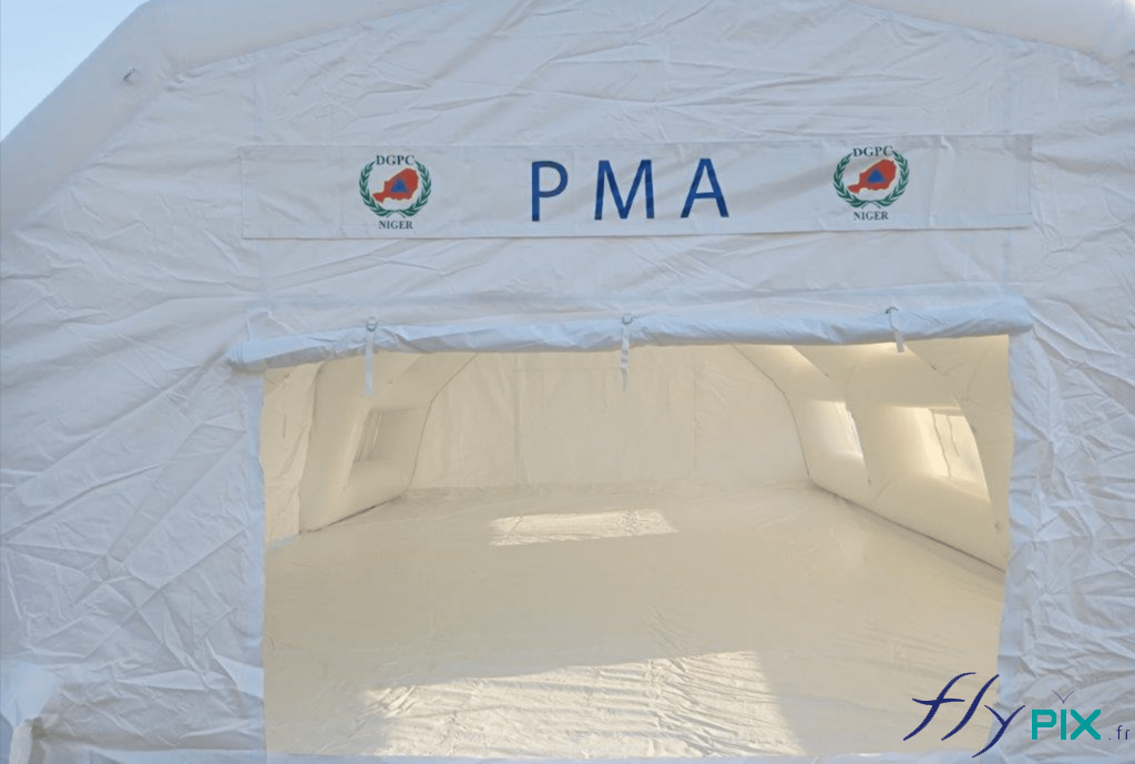 Accès secondaire à la tente PMA, par ici les patients ou les malades sortent.