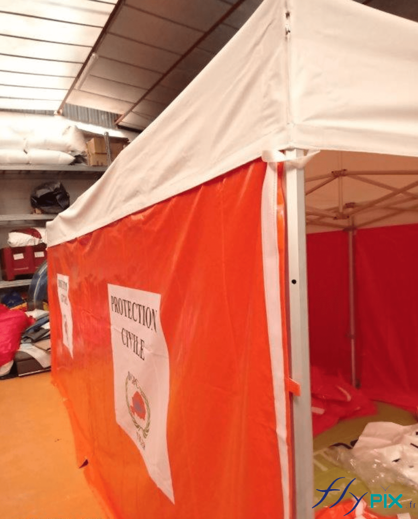 Une tente PMA pliable dotée d'armatures métalliques robustes et solides.