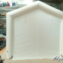 Une tente gonflable de chantier 2.5 m x 2.5 m, air captif, étanche, en PVC 0,6 mm simple cloison, avec des boudins D = 0,60 m.