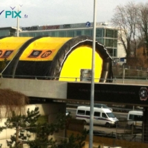 Tente gonflable en forme de tunnel, utilisé pour un chantier en ville.