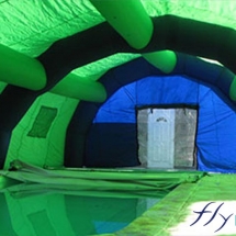 Vue intérieure d'une tente gonflable abri piscine de très grande taille.
