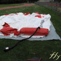 Gonflage d'une tente PMA air captif étanche gonflée à l'air avec une pompe électrique.