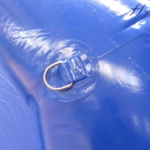 Les oeillets et anneaux métalliques de fixation de haubans en corde Lancelin. Les haubans assurent une bonne assise et stabilité de l'abri gonflable au vent.