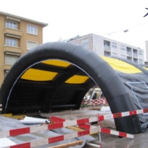 Tente gonflable de chantier BTP déployée en environnement extérieur pour protéger une dalle en béton fraichement posée.