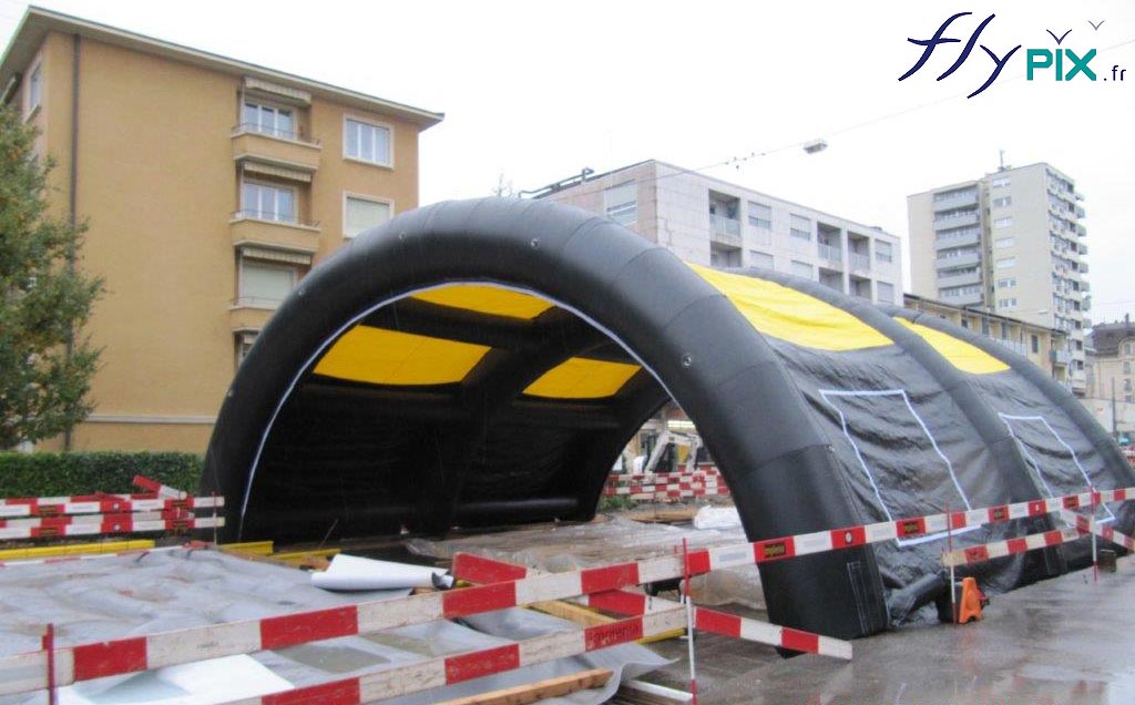 Tente gonflable de chantier BTP déployée en environnement extérieur pour protéger une dalle en béton fraichement posée.