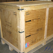Flycase en bois de transport et de stockage d&#039;un abri gonflable de grande taille, pour la livraison.