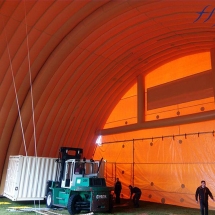 Préau gonflable, air captif étanche, gonflé à l'air avec une pompe, en enveloppe capitonnée, double peau en PVC 0,6 mm.