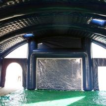 Vue intérieure d'une tente air captif étanche gonflée à l'air avec une pompe électrique, en enveloppe PVC 0,6 mm, double peau et capitonnée.