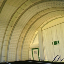 Vue intérieure d&#039;un hangar gonflable de grande taille.