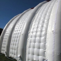 Hangar gonflable industriel fabriqué sur mesure avec une enveloppe en PVC capitonnée, double peau.