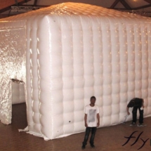 Vue extérieure d&#039;une tente gonflable air captif, en forme de chapiteau, avec des parois capitonnées en double peau.