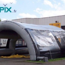 Tente gonflable de chantier, en forme de tunnel.