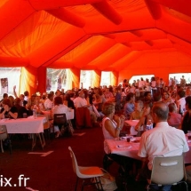 Vue prise depuis d'intérieur d'une tente gonflable de mariage et de réception à l'occasion d'un repas.
