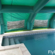 Abri piscine de chantier en enveloppe PVC 0,45 mm, dont l'étanchéité aux intémpéries est idéale pour la pose de liner ou d'enduits.