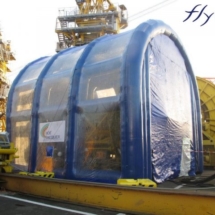 Les tentes gonflables industrielles sont utiles car elles permettent de gagner du temps sur certains chantier, ici un exemple de chantier naval, pour le nettoyage de pièces ou de machines.