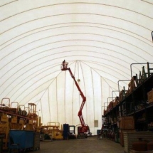 Un hangar gonflable de très grande taille: vue intérieure avec un plateau élévateur. 