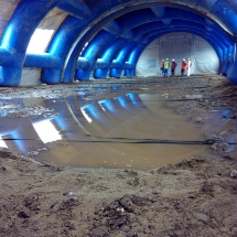 Lorsque plusieurs modules d'abris gonflables cela crée un long tunnel couvrant une grande surface pour faire les travaux sur le chantier.