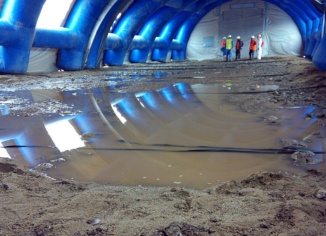 Lorsque plusieurs modules d'abris gonflables cela crée un long tunnel couvrant une grande surface pour faire les travaux sur le chantier.