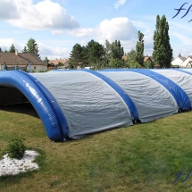 Abri piscine en forme de tunnel, composée de plusieurs modules.