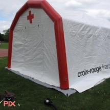 Tente abri gonflable PMA à pans coupés, en enveloppe PVC, fabriquée pour la croix rouge française.