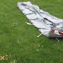 Une tente pliée sortie de son sac de rangement, occupe peu de place, et se transporte facilement.