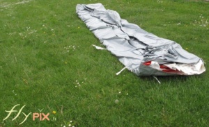 Une tente pliée sortie de son sac de rangement, occupe peu de place, et se transporte facilement.