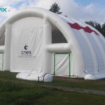 Tente gonflable air captif fabriquée pour le CNES, pour un chantier aéronautique. C&#039;est une tente air captif étanche, gonflée à l&#039;air, en enveloppe PVC capitonnée double cloison.