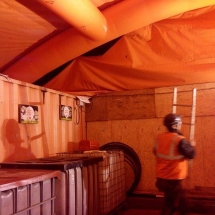 Entreposage et stockage de matériel au sein d'une tente gonflable industrielle de grande taille.