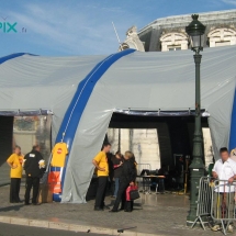 tente-exterieur-devant-place-mairie