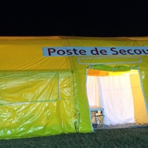 Porte latérale d&#039;un poste médical avancé gonflable, de très grande taille.