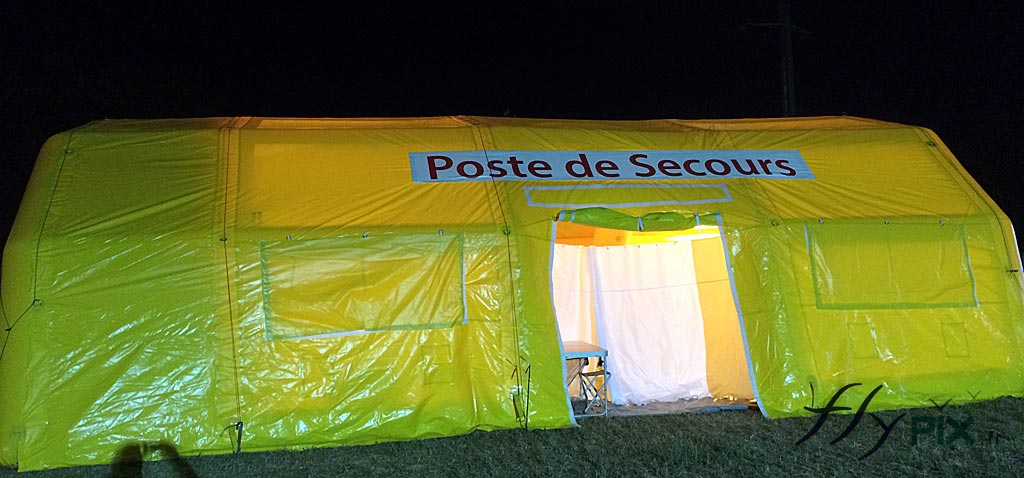 Porte latérale d'un poste médical avancé gonflable, de très grande taille.