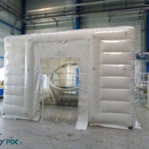 Une tente gonflable déployée en environnement intérieur, dans un hangar, est utilisée ici pour faire des tests dans des conditions de réduction de bruits.